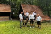 Sechs an der Instandsetzung beteiligte Personen vor den Schutzhütten am Grillplatz in den Hollwiesen