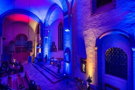 Farbig illuminierter Innenraum einer Kirche in Willebadessen. Foto © Gesellschaft für Wirtschaftsförderung im Kreis Höxter mbH