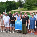 Sponsorinnen und Sponsoren der Freibadaktion 2026 stehen mit einem Plakat für den freien Eintritt im Freibad Büren.
