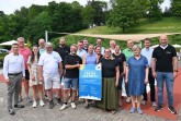 Sponsorinnen und Sponsoren der Freibadaktion 2026 stehen mit einem Plakat für den freien Eintritt im Freibad Büren.