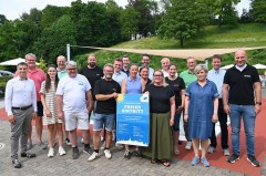 Sponsorinnen und Sponsoren der Freibadaktion 2026 stehen mit einem Plakat für den freien Eintritt im Freibad Büren.