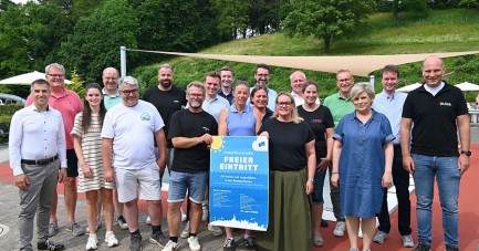 Sponsorinnen und Sponsoren der Freibadaktion 2026 stehen mit einem Plakat für den freien Eintritt im Freibad Büren.