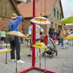 Klanginstallation und Besucherinnen und Besucher auf dem Gelände des LWL-Museums Glashütte Gernheim. Foto: Peter Hübbe