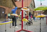 Klanginstallation und Besucherinnen und Besucher auf dem Gelände des LWL-Museums Glashütte Gernheim. Foto: Peter Hübbe