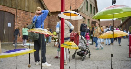 Klanginstallation und Besucherinnen und Besucher auf dem Gelände des LWL-Museums Glashütte Gernheim. Foto: Peter Hübbe