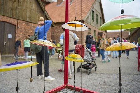 Klanginstallation und Besucherinnen und Besucher auf dem Gelände des LWL-Museums Glashütte Gernheim. Foto: Peter Hübbe