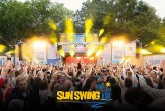 Besucherinnen und Besucher vor der beleuchteten Festivalbühne des SUN SWING Festivals. Bild: © SUN SWING