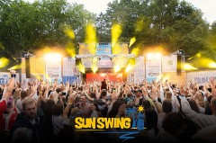 Besucherinnen und Besucher vor der beleuchteten Festivalbühne des SUN SWING Festivals. Bild: © SUN SWING