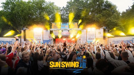 Besucherinnen und Besucher vor der beleuchteten Festivalbühne des SUN SWING Festivals. Bild: © SUN SWING