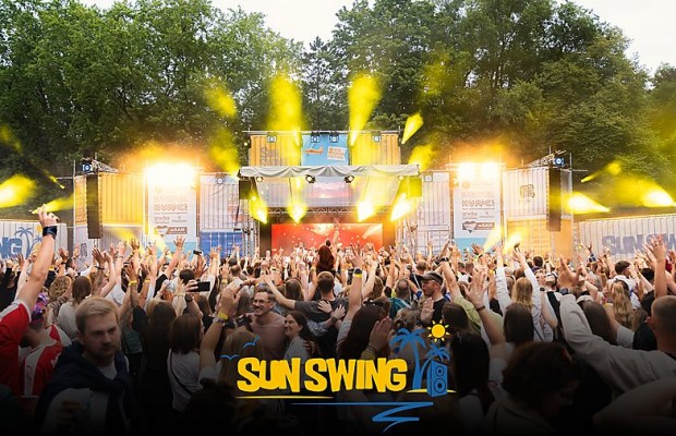 Besucherinnen und Besucher vor der beleuchteten Festivalbühne des SUN SWING Festivals. Bild: © SUN SWING