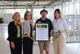 Tim Lührmann präsentiert seine Urkunde für das Erwandern aller 39 Wanderwege im Kreis Gütersloh.
