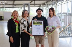 Tim Lührmann präsentiert seine Urkunde für das Erwandern aller 39 Wanderwege im Kreis Gütersloh.