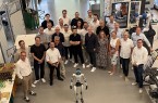 Führungskräfte der Wortmann Gruppe und Referenten des KI-Workshops in der Smart Factory OWL in Lemgo – gemeinsam mit dem Roboter namens Karl als Symbol für die Industrie 4.0-Umgebung. Foto © Wortmann KG