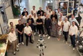 Führungskräfte der Wortmann Gruppe und Referenten des KI-Workshops in der Smart Factory OWL in Lemgo – gemeinsam mit dem Roboter namens Karl als Symbol für die Industrie 4.0-Umgebung. Foto © Wortmann KG