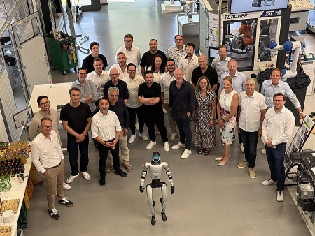 Führungskräfte der Wortmann Gruppe und Referenten des KI-Workshops in der Smart Factory OWL in Lemgo –  gemeinsam mit dem Roboter namens Karl als Symbol für die Industrie 4.0-Umgebung. Foto © Wortmann KG