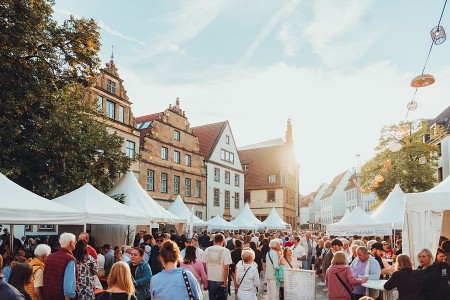 Sieben deutsche Weinanbaugebiete präsentieren ihre Rebsorten sechs Tage lang auf dem Alten Markt. Foto: Bielefeld Marketing I Tim Fröhlich