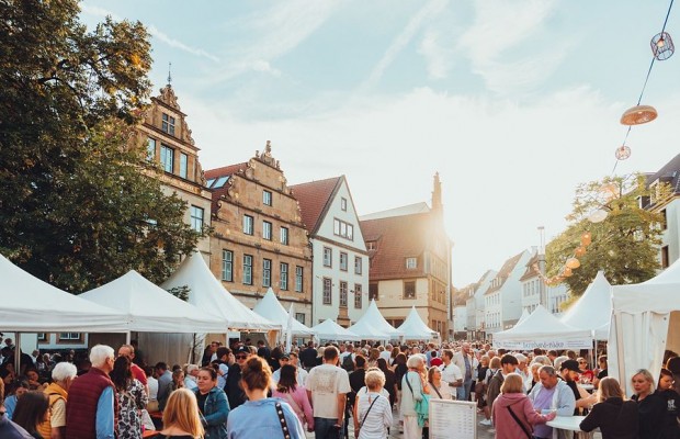 Sieben deutsche Weinanbaugebiete präsentieren ihre Rebsorten sechs Tage lang auf dem Alten Markt. Foto: Bielefeld Marketing I Tim Fröhlich