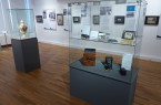 Blick in die Sonderausstellung „Auf den zweiten Blick“ im Mindener Museum mit Vitrinen, historischen Fotografien und Ausstellungstafeln.