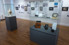 Blick in die Sonderausstellung „Auf den zweiten Blick“ im Mindener Museum mit Vitrinen, historischen Fotografien und Ausstellungstafeln.