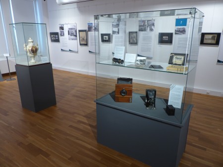 Blick in die Sonderausstellung „Auf den zweiten Blick“ im Mindener Museum mit Vitrinen, historischen Fotografien und Ausstellungstafeln.