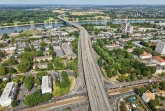 Luftaufnahme der A 565-Vorlandbrücke in Bonn mit Rhein, Stadtgebiet und angrenzenden Verkehrswegen.