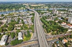 Luftaufnahme der A 565-Vorlandbrücke in Bonn mit Rhein, Stadtgebiet und angrenzenden Verkehrswegen.