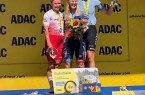 Drei Radsportlerinnen stehen bei der Siegerehrung der ADAC Cycling Tour 2026 auf dem Podium in Heilbronn.