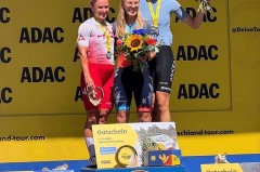 Drei Radsportlerinnen stehen bei der Siegerehrung der ADAC Cycling Tour 2026 auf dem Podium in Heilbronn.