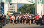 Läuferinnen und Läufer beim Start des AOK-Firmenlaufs Bielefeld auf dem Kesselbrink.