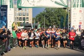 Läuferinnen und Läufer beim Start des AOK-Firmenlaufs Bielefeld auf dem Kesselbrink.