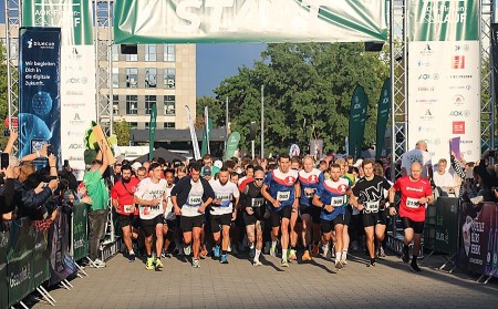 Läuferinnen und Läufer beim Start des AOK-Firmenlaufs Bielefeld auf dem Kesselbrink.