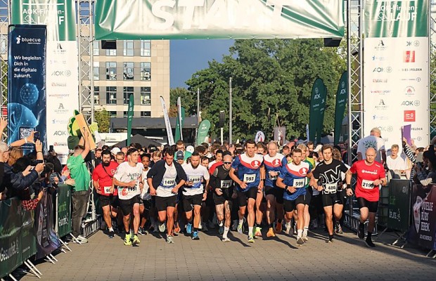 Läuferinnen und Läufer beim Start des AOK-Firmenlaufs Bielefeld auf dem Kesselbrink.