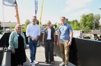 Dr. Silke Glogowski, Theo Mettenborg, Petra Winkelsträter und Sebastian Czoske stehen bei der Ausbildungsmesse in Rheda-Wiedenbrück auf einer Plattform.