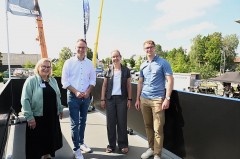 Dr. Silke Glogowski, Theo Mettenborg, Petra Winkelsträter und Sebastian Czoske stehen bei der Ausbildungsmesse in Rheda-Wiedenbrück auf einer Plattform.