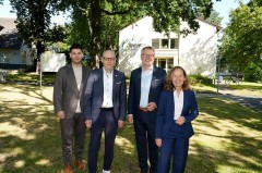 Chris Dimitrakopoulos, Dr. Stefan Ziegler, Jörn Wahl-Schwentker und Petra Pigerl-Radtke vor dem JUVANDIA-Gebäude in Hiddenhausen