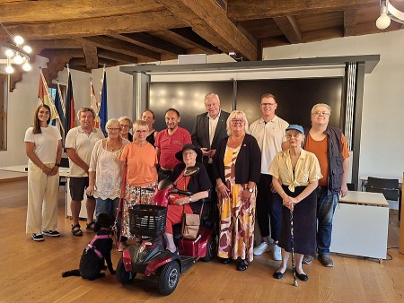 Gruppenfoto des neu gewählten Behindertenbeirats Höxter mit Vertreterinnen und Vertretern aus Politik und Verwaltung bei der konstituierenden Sitzung.