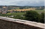 Historischer Mauerbereich der Burg Vlotho mit Blick über die umliegende Landschaft.