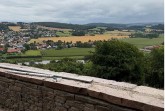 Historischer Mauerbereich der Burg Vlotho mit Blick über die umliegende Landschaft.