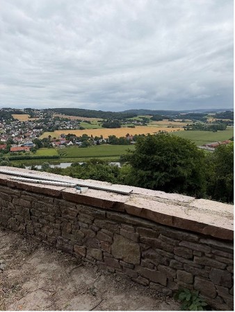 Historischer Mauerbereich der Burg Vlotho mit Blick über die umliegende Landschaft.
