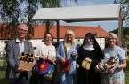 Fünf Personen präsentieren vor dem Kloster Dalheim verschiedene Klosterprodukte, darunter Bier, Handarbeiten, Marmelade und einen Geschenkkorb.