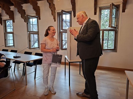 Bürgermeister Daniel Hartmann verabschiedet Wiebke Morhenn bei der konstituierenden Sitzung des Behindertenbeirats der Stadt Höxter.