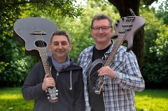 Daniel Farrokh und Manfred Olke von Danni & Manni mit Gitarren vor Bäumen im Grünen