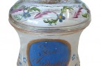 Historischer Deckelbecher aus farblosem Glas mit blauem Medaillon „Zum Andenken“, Blumenmalerei und goldfarbenen Verzierungen.