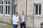 Kerstin Vieregge und Stephan Prinz zur Lippe stehen vor der Fassade des Detmolder Schlosses.