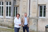 Kerstin Vieregge und Stephan Prinz zur Lippe stehen vor der Fassade des Detmolder Schlosses.