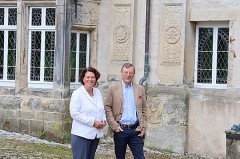 Kerstin Vieregge und Stephan Prinz zur Lippe stehen vor der Fassade des Detmolder Schlosses.