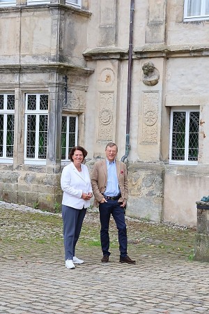 Kerstin Vieregge und Stephan Prinz zur Lippe stehen vor der Fassade des Detmolder Schlosses.