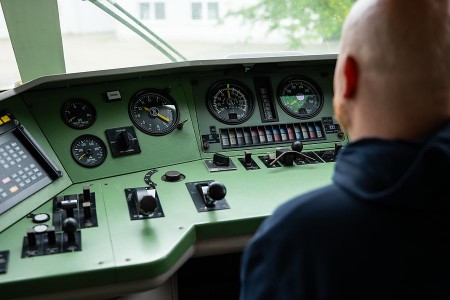 ohannes Reinholz sitzt im Führerstand eines ausrangierten ICE und blickt auf die analogen Instrumente.