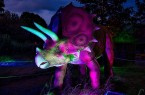 Beleuchteter animatronischer Triceratops bei den DinoLichtern in Höxter.