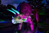 Beleuchteter animatronischer Triceratops bei den DinoLichtern in Höxter.